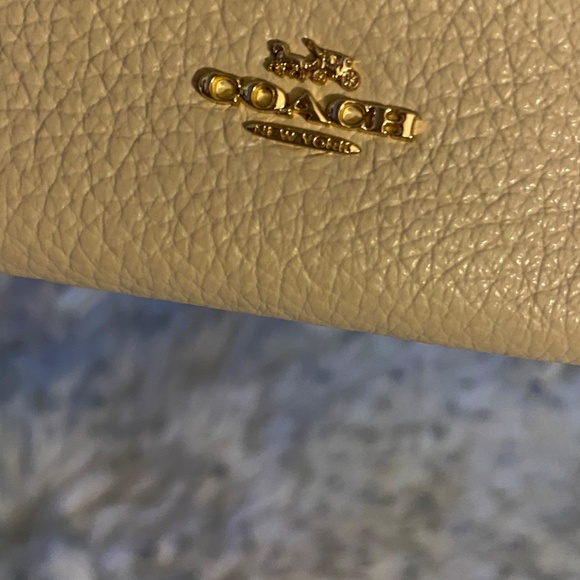 Brand New!! NWT LIMITED EDITION Peanuts X Coach Corner Zip Wristlet - Picture 4 of 4